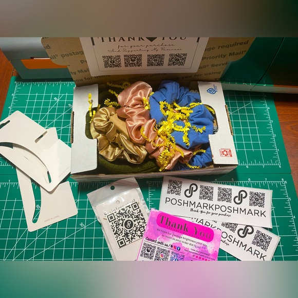 Hair accessory bundle, 21 counted items. BOX 2264 - Picture 5 of 6